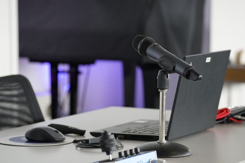 laptop conference table mouse 7978588 video conference, Live Streaming, Online Video Conference